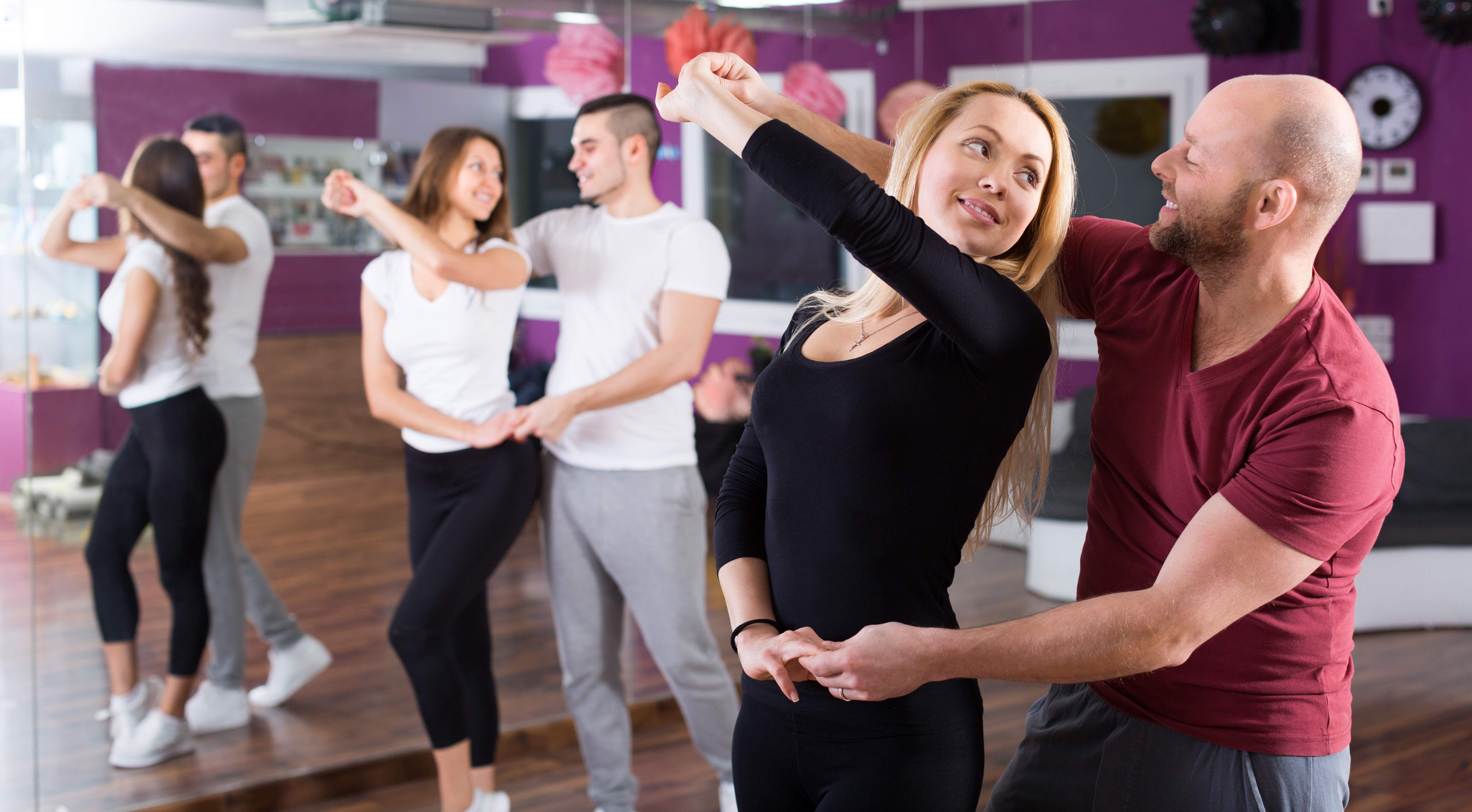 Dieser Kurs mit Walzer, Discofox und Co. steckt voller Überraschungen für alle Tanzfreunde